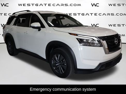 Used 2024 Nissan Pathfinder SV image 2