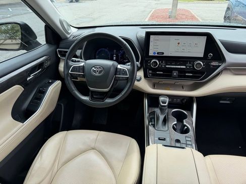Used 2023 Toyota Highlander Limited image 22