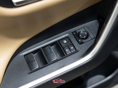 Used 2020 Toyota RAV4 Limited AWD/4WD image 38
