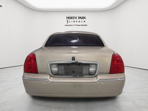 Used 2004 Lincoln Town Car Signature RWD image 4