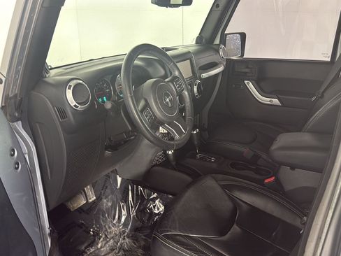 Used 2014 Jeep Wrangler Unlimited Sahara w/ Connectivity Group AWD/4WD image 12