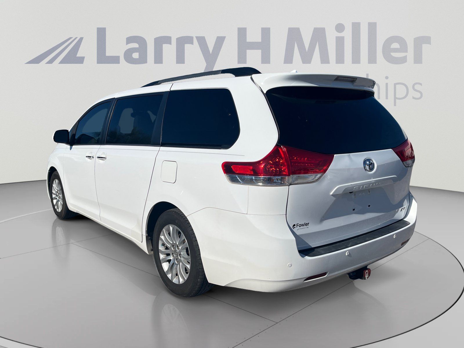 Used 2014 Toyota Sienna XLE w/ XLE Premium Package FWD image 3