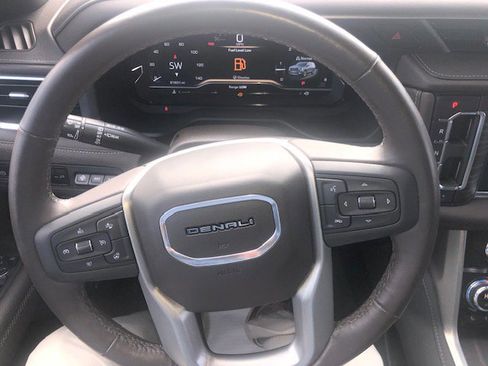 Used 2022 GMC Yukon XL Denali image 12