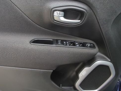 Used 2019 Jeep Renegade Latitude w/ Cold Weather Group image 20