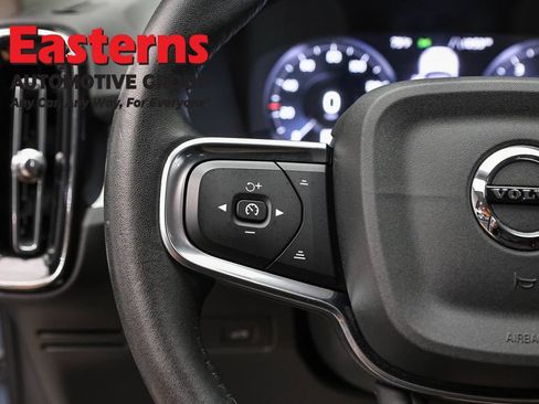 Used 2021 Volvo XC40 T4 Momentum FWD image 14