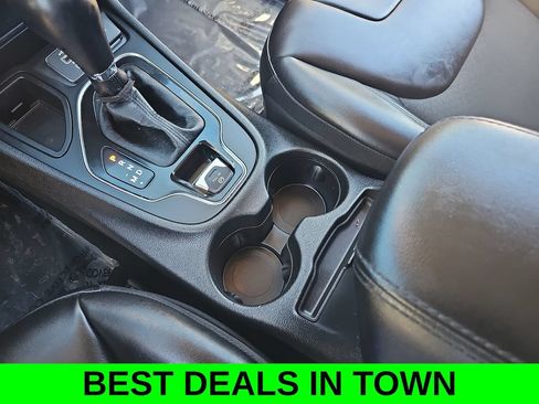 Used 2021 Jeep Cherokee Latitude Plus FWD image 22