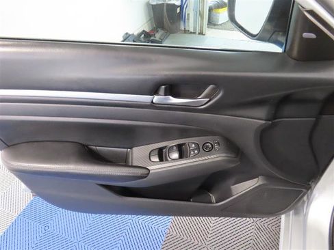 Used 2022 Nissan Altima 2.5 SV FWD image 16