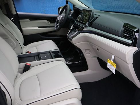 New 2026 Honda Odyssey Touring image 7