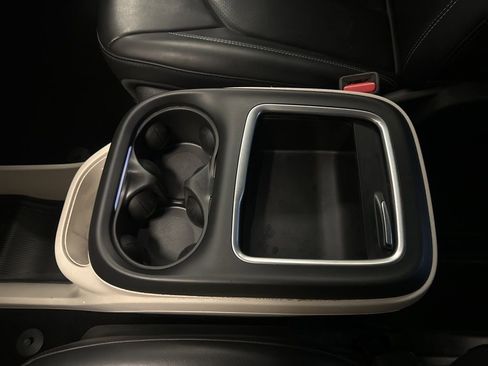 Used 2023 Chrysler Pacifica Touring-L image 27