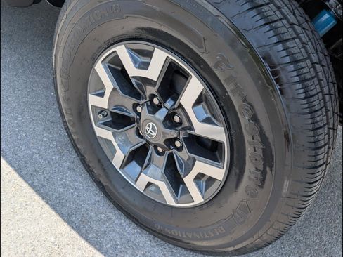 Used 2019 Toyota Tacoma TRD Off-Road AWD/4WD image 21