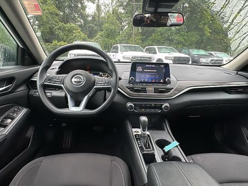 Used 2025 Nissan Altima 2.5 SV FWD image 8