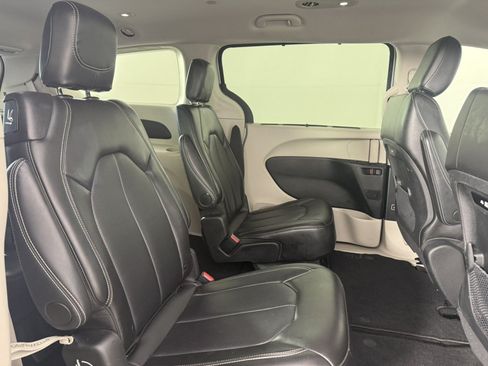 Used 2024 Chrysler Pacifica Touring-L FWD image 13