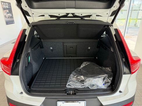 Used 2023 Volvo XC40 B5 Core w/ Convenience Package AWD/4WD image 24