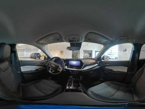 Used 2025 Chevrolet Trax LT w/ LT Convenience Package FWD image 36