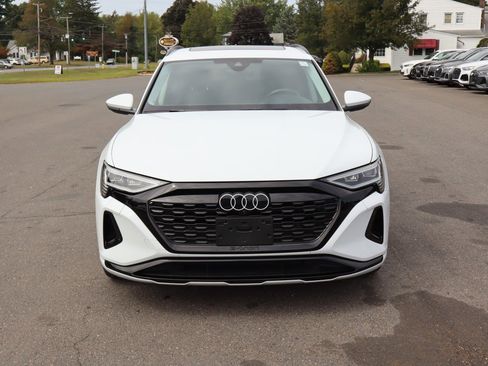 Used 2024 Audi Q8 e-tron Premium image 3