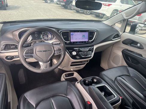 Used 2023 Chrysler Pacifica Touring-L image 9