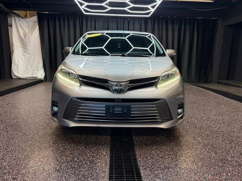 Used 2018 Toyota Sienna Limited Premium FWD image 2
