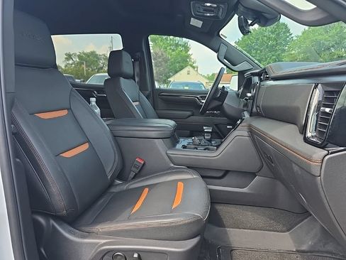 Used 2024 GMC Sierra 1500 AT4 w/ Technology Package AWD/4WD image 9