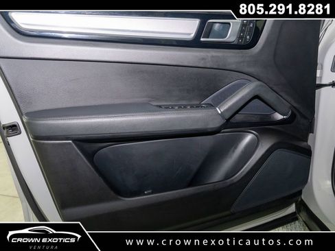 Used 2023 Porsche Cayenne Platinum Edition image 32