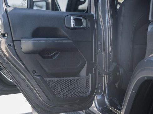 Used 2020 Jeep Wrangler Unlimited Sahara image 37