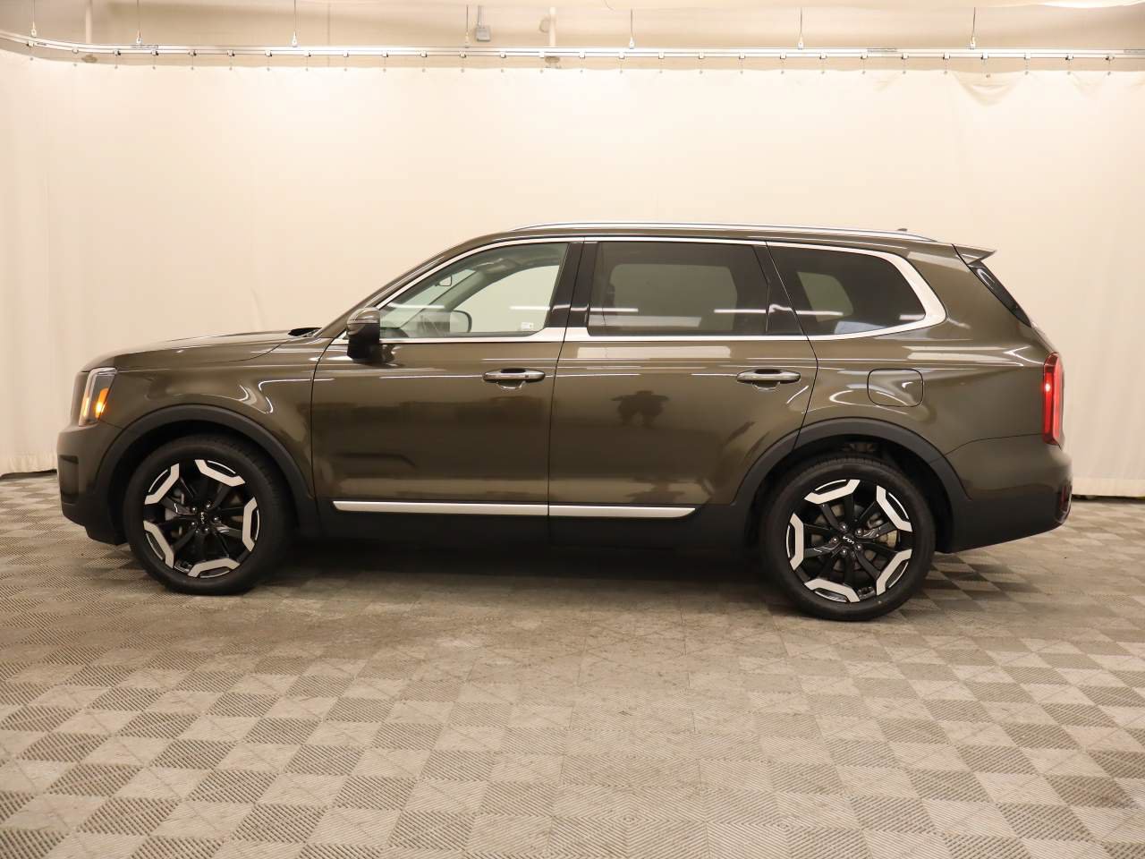 Used 2025 Kia Telluride S AWD/4WD image 2