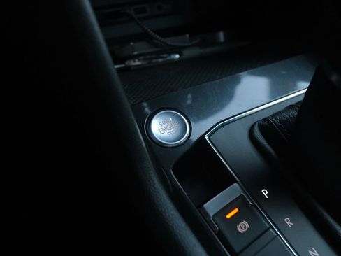 Used 2018 Volkswagen Tiguan SE image 24