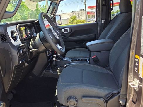 Used 2025 Jeep Wrangler Unlimited Sahara AWD/4WD image 3