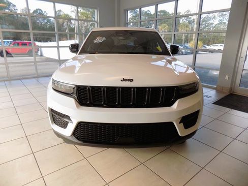 Certified 2023 Jeep Grand Cherokee Altitude image 2