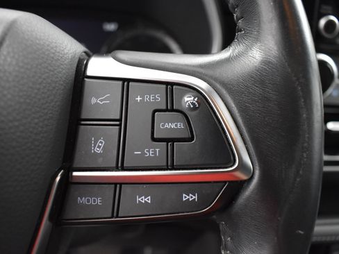 Used 2021 Toyota Highlander XLE AWD/4WD image 7