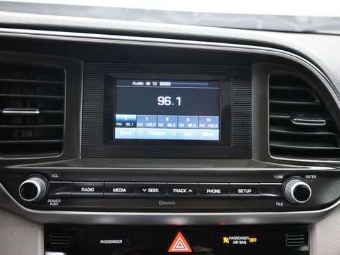 Used 2020 Hyundai Elantra SE FWD image 13