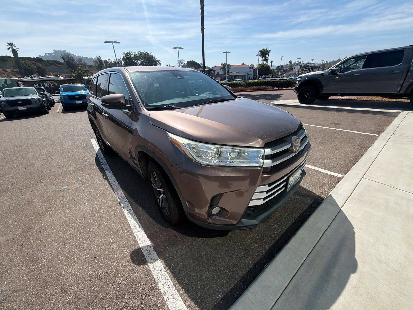Used 2018 Toyota Highlander Plus w/ Carpet Mat Package (TMS) FWD image 5