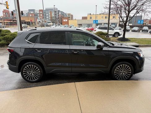 Used 2025 Volkswagen Taos SE image 4