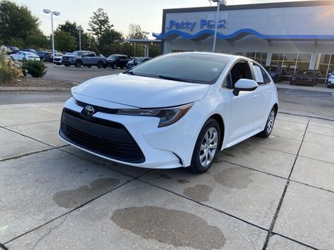 Used 2023 Toyota Corolla LE FWD image 4