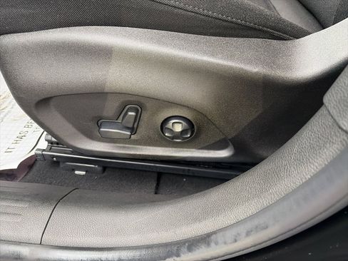 Used 2019 Jeep Renegade Latitude w/ Popular Equipment Group image 19