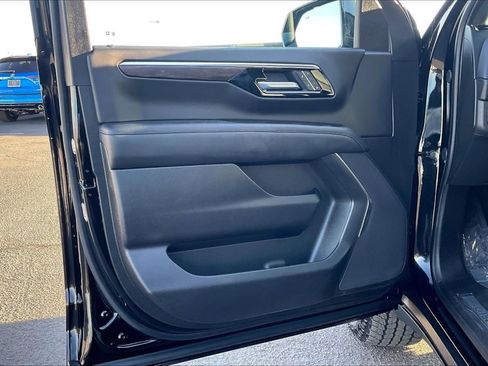 Used 2025 Chevrolet Suburban Z71 image 17