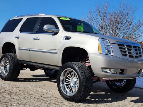 Used 2009 Cadillac Escalade AWD image 2