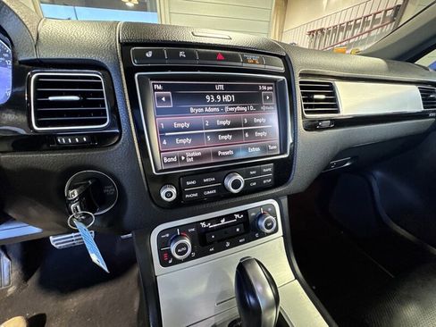 Used 2017 Volkswagen Touareg Wolfsburg Edition image 21