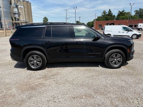 Used 2025 Chevrolet Traverse LT FWD image 2