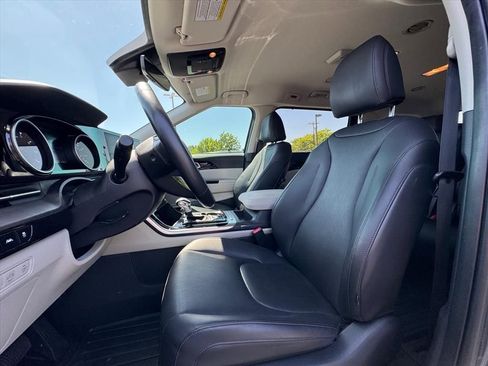 Used 2024 Kia Carnival EX FWD image 17