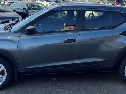 Used 2018 Nissan Kicks S FWD image 2