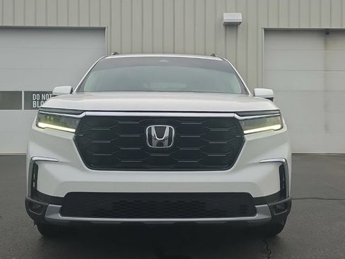 Used 2025 Honda Pilot Touring image 2