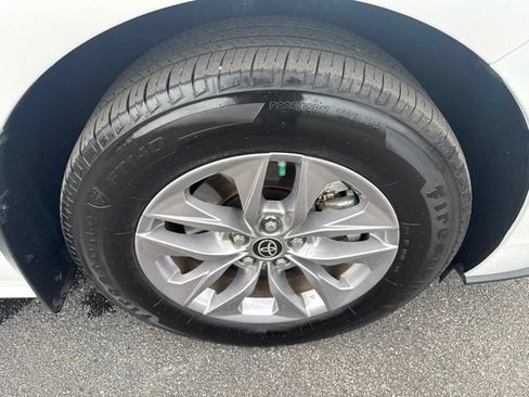 Used 2025 Toyota Sienna XLE FWD image 13
