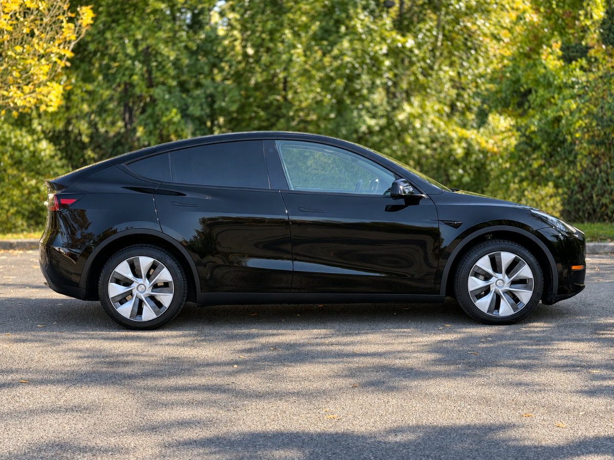 Used 2023 Tesla Model Y Long Range AWD/4WD image 2