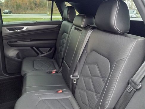 Used 2024 Volkswagen Atlas Cross Sport SE w/ Panoramic Sunroof Package image 13