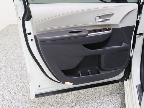 Used 2021 Toyota Sienna XLE FWD image 12