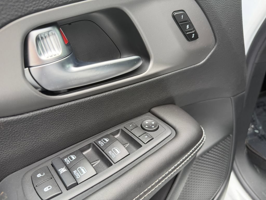 New 2027 Chrysler Pacifica Select AWD/4WD image 16