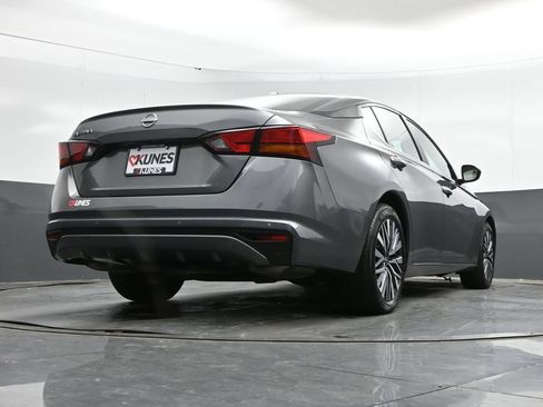 Used 2025 Nissan Altima 2.5 SV FWD image 37