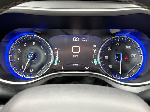 Used 2023 Chrysler Pacifica Touring-L FWD image 32