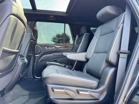 Used 2024 Cadillac Escalade Premium Luxury AWD/4WD image 25