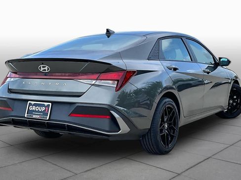Used 2025 Hyundai Elantra Sport FWD image 12